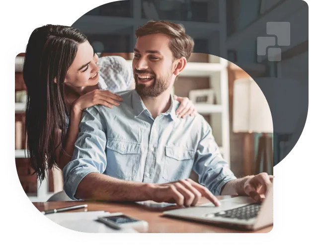 Pareja feliz en un departamento